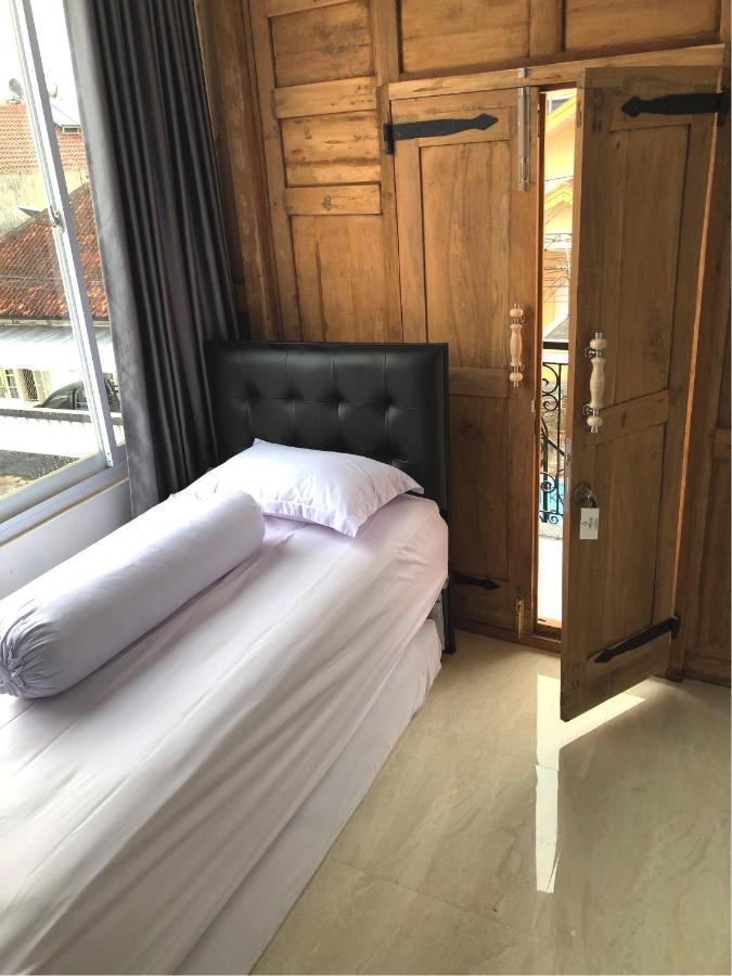 The Lawang Yogya Guesthouse Yogyakarta Ngoại thất bức ảnh
